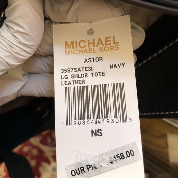 🎉Michael Kors Astor uptown studded, bluish/blk purse with silver hardware!🎉 - Picture 5 of 8